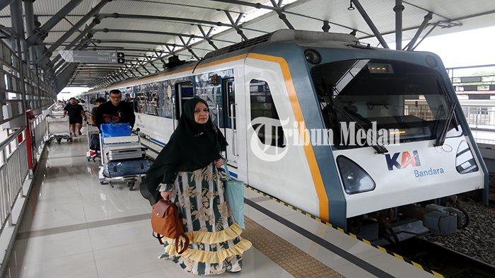 Sejumlah pemudik berjalan di Peron setibanya di Stasiun Medan, Sumatra Utara, Senin (8/4/2024). PT KAI Divisi Regional I Sumatra Utara mencatat dari 1-8 April sebanyak 113.747 pemudik menggunakan kereta api dengan berbagai jurusan yang ada di Sumatra Utara.