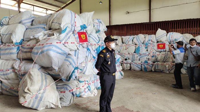 PAKAIAN BEKAS - Ratusan ballpres berisikan baju bekas impor diamankan oleh Bea dan Cukai Teluknibung di gudang P2 .