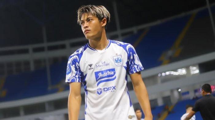 BERI KODE- Alfeandra Dewangga, pemain PSIS Semarang memberi kode seolah dirinya akan meninggalkan tim yang telah membesarkan namanya itu. Rumor berembus bahwa ia akan pindah ke Persib Bandung.