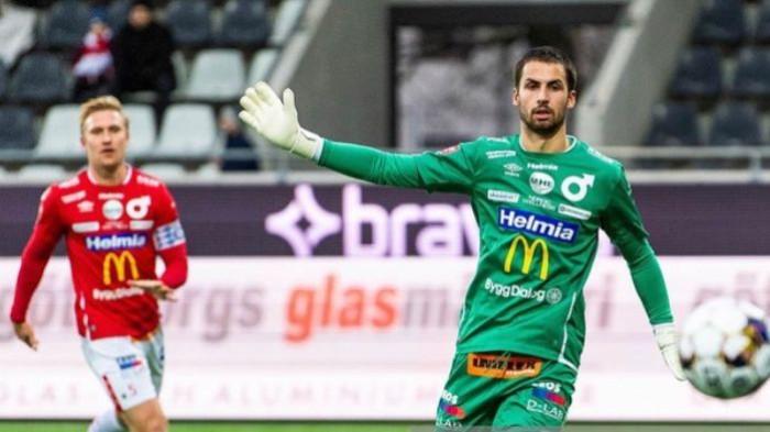 Alfie Whiteman halau bola