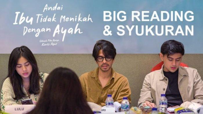BIG READING- Sejumlah pemeran dalam film Andai Ibu Tidak Menikah dengan Ayah tengah hadir dalam acara Big Reading dan Syukuran yang diadakan oleh Rapi Film.