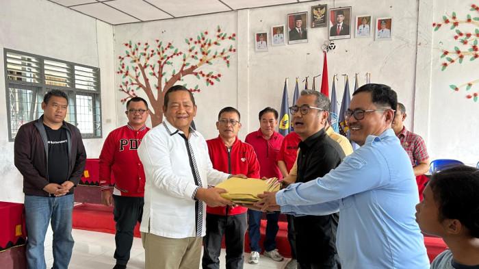 Anggota DPRD Sumut Penyabar Nakhe, serta fungsionaris PDIP Sumut Sutrisno Pangaribuan.