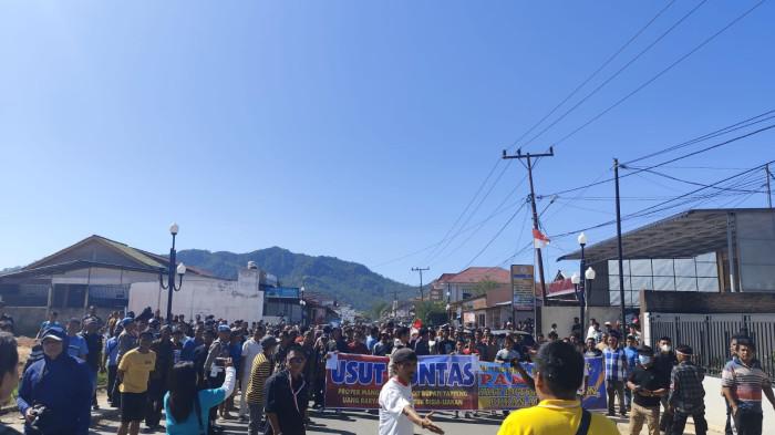 Bentrokan kedua kubu di dekat rumah Bachtiar Siregar Tapteng. Pendemo ke kantor bupati dihadang dan dipukuli ketika melewati rumah Bachtiar Sibarani, Jumat (31/10/2025).