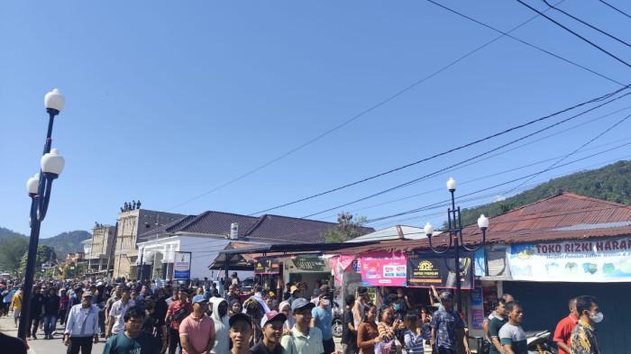 Bentrokan kedua kubu di dekat rumah Bachtiar Siregar Tapteng. Pendemo ke kantor bupati dihadang dan dipukuli ketika melewati rumah Bachtiar Sibarani, Jumat (31/10/2025).