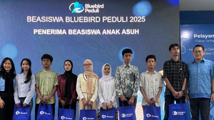 Bluebird salurkan beasiswa kepada anak berkebutuhan khusus dan yang kehilangan orang tua.