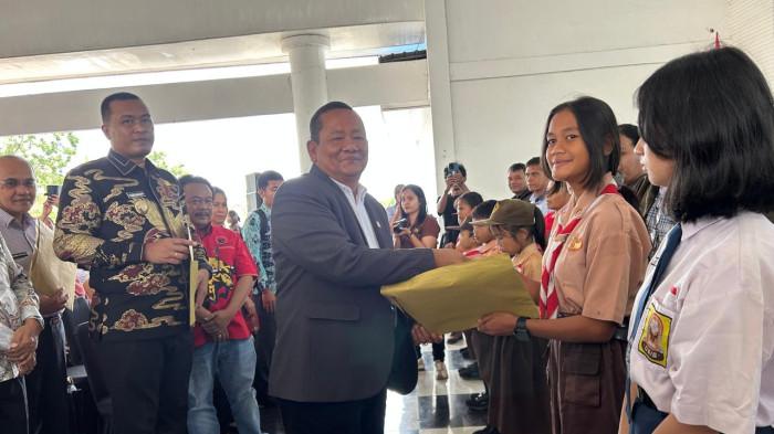 Ketua DPD PDIP Sumut Rapidin Simbolon dan Bupati Toba Efendy Napitupulu menyerahkan secara simbolis SK Beasiswa kepada orang tua siswa penerima bantuan di Toba, Sabtu (25/10/2025). Penyaluran beasiswa senilai Rp309 juta itu menjadi bukti kolaborasi lintas partai untuk memajukan pendidikan di daerah.