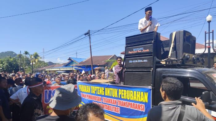 DEMO KANTOR BUPATI MANGKRAK - Seratusan massa bergerak menuju gedung DPRD Tapteng, Jumat (31/10/2025). Mereka berdemo meminta kejelasan soal mangkraknya pembangunan Kantor Bupati Tapteng.
