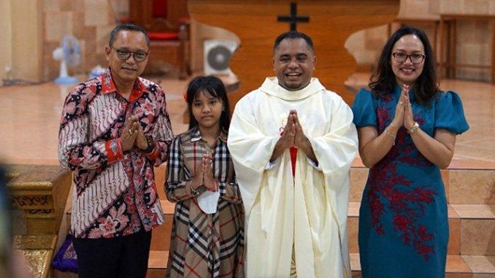 Deddy Yevri Hanteru Sitorus (52) bersama anak dan sang istri, Ida Suryani Nainggolanm(49). (HO)