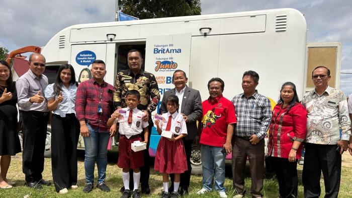 Ketua DPD PDIP Sumatera Utara sekaligus anggota Komisi XIII DPR RI, Drs. Rapidin Simbolon, MM, dengan sejumlah pelajar penerima beasiswa di depan mobil gerai Bank BRI usai simulasi pencairan beasiswa di Kabupaten Toba, Sabtu (25/10/2025). Program beasiswa senilai Rp309 juta itu disalurkan kepada 635 pelajar SD dan SMP kurang mampu namun berprestasi.