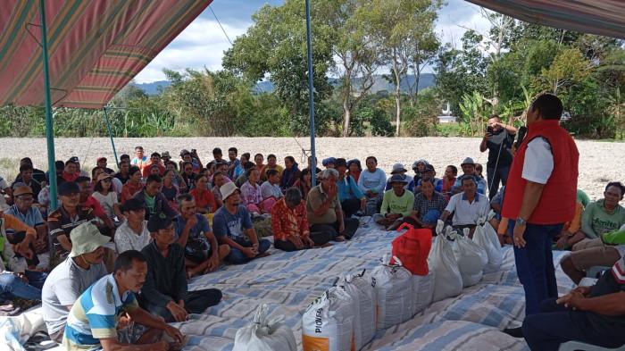 Dorong Petani Palipi Tanam Komoditas Pendamping, PDIP Sumut Bagikan Benih Jagung P32