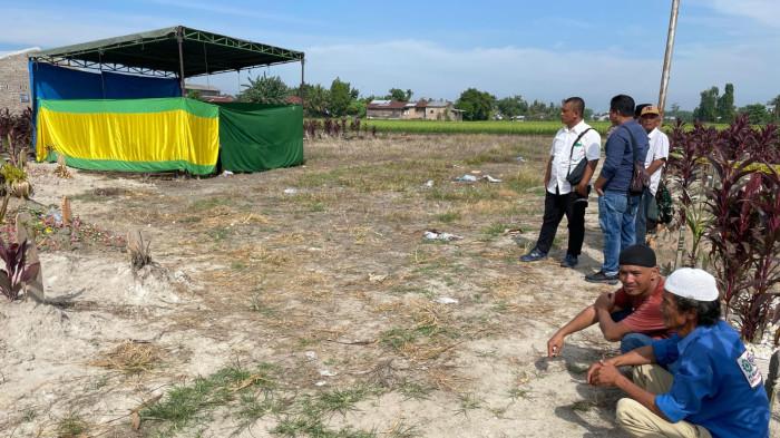 EKSHUMASI JENAZAH : Ayah dan abang korban, Muhammad Ilham siswa SMP yang diduga dibunuh, menyaksikan proses ekshumasi di pemakaman muslim Desa Sekip Kecamatan Lubuk Pakam, Deli Serdang, Rabu (23/7/2025).