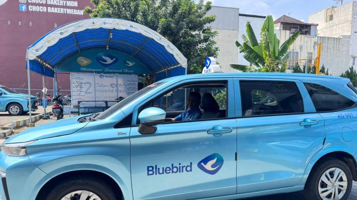 Ibnu Wandi Nasution pengemudi taksi Bluebird saat akan menjemput penumpang.