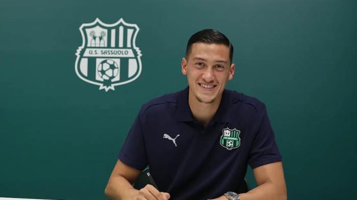 GABUNG SASSUOLO - Jay Idzes resmi tanda tangan kontrak empat tahun dengan klub Serie A, Sassuolo. Gajinya meledak berkali lipat.