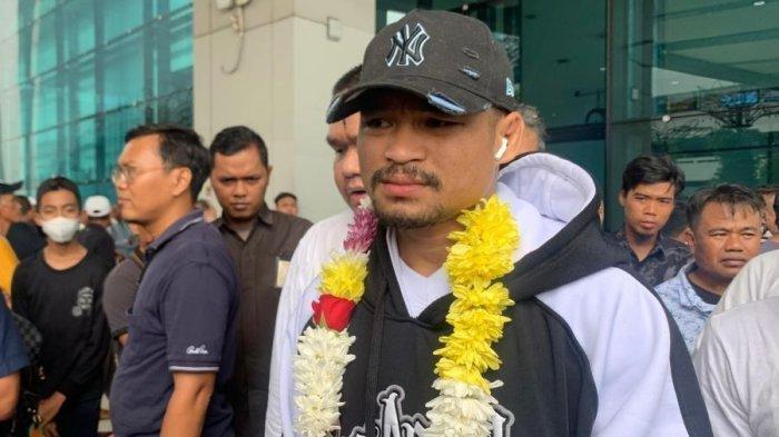 Atlet Mix Martial Art (MMA) Indonesia, Jeka Saragih, tiba di Terminal 3 Bandar Soekarno-Hatta, Tangerang Banten, Rabu (22/11/2023).