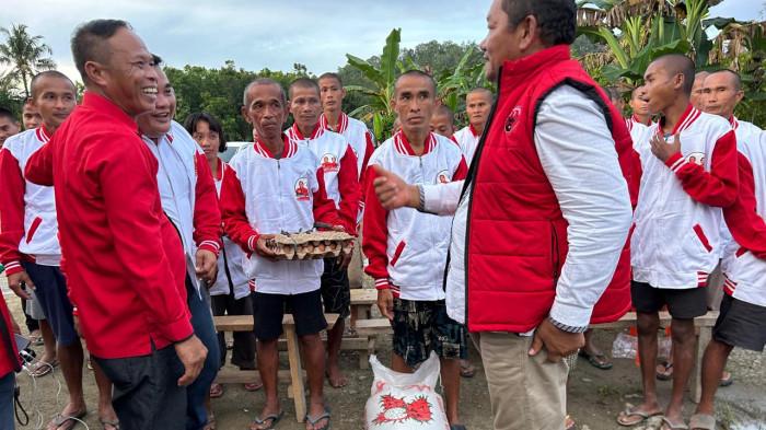 Jembatan Kasih Nias, Jumat (10/10/2025). “Mereka ini perlu diperhatikan,” ujarnya.