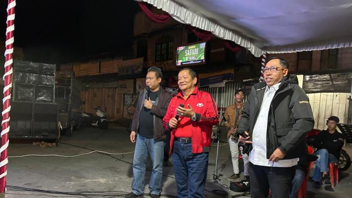 Ketua DPD PDI Perjuangan Sumut Rapidin Simbolon, Bupati Taput Jonius Taripar Hutabarat, dan fungsionaris PDIP Sutrisno Pangaribuan bernyanyi bersama di sela acara nonton bareng Timnas Indonesia di Terminal Siborong-borong, Kamis (9/10/2025) dini hari.