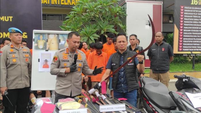 ANGGOTA GENG MOTOR: Kapolrestabes Medan Kombes Jean Calvijn Simanjuntak (kiri) bersama Kasat Reskrim Polrestabes Medan AKBP Bayu Putro Wijayanto saat memaparkan kasus kematian David (27) pencari nasi sisa, Sabtu (25/10/2025). Ada 3 pelaku yang ditangkap, dan 1 pelaku utama ditangkap saat kabur ke Tanggerang.