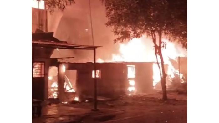 Kebakaran yang melanda puluhan rumah semi permanen yang terletak di Komplek Jalan Asia Mega Mas, Gang 4, Kelurahan Sukaramai II, Kecamatan Medan Area. Ludes terbakar, Selasa (30/9/2025)