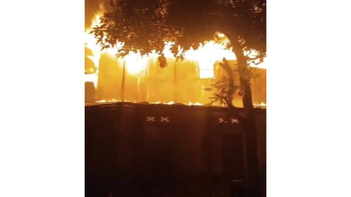 Kebakaran yang melanda puluhan rumah semi permanen yang terletak di Komplek Jalan Asia Mega Mas, Gang 4, Kelurahan Sukaramai II, Kecamatan Medan Area. Ludes terbakar, Selasa (30/9/2025)