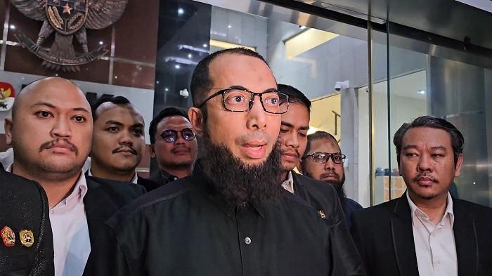 DIPERIKSA KPK - Pendakwah Ustaz Khalid Basalamah usai menjalani pemeriksaan sebagai saksi terkait kasus dugaan korupsi kuota haji tambahan, Gedung KPK, Jakarta, Selasa (9/9/2025).
