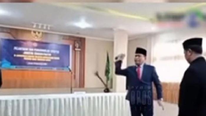 LEMPAR MIKROFON - Sebuah insiden mengejutkan terjadi saat acara pelantikan dan pengambilan sumpah jabatan administrator di lingkungan Kementerian Agama (Kemenag) Nusa Tenggara Barat (NTB). Tanpa sebab yang jelas tiba-tiba Kepala Kantor Wilayah (Kakanwil) Kementerian Agama Nusa Tenggara Barat (Kemenag NTB), Zamroni Aziz melempar mikrofon sekaligus stand atau tiangnya ke arah tamu yang hadir di acara tersebut.