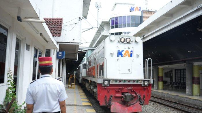 LONJAKAN PENUMPANG- PT Kereta Api Indonesia (KAI) Divisi Regional I Sumatera Utara (Sumut) catat lonjakan penumpang pada Mei 2025. Manager Humas KAI Divre I Sumut, M. As'ad Habibuddin, menyebut peningkatan ini dipicu oleh tren masyarakat yang semakin memilih kereta api sebagai transportasi andalan, terutama saat libur panjang, Senin (16/6/2025).