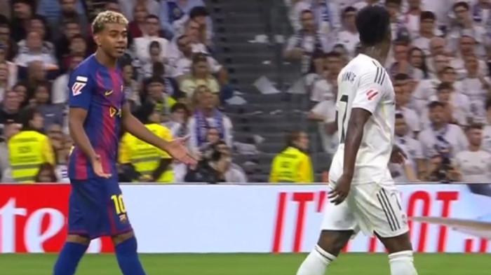 RIBUT - Momen Winger Barcelona Lamine Yamal dan winger Real Madrid Vinicius Junior berdebat di duel El Clasico Liga Spanyol 2025-2026, Minggu (26/10/2025)