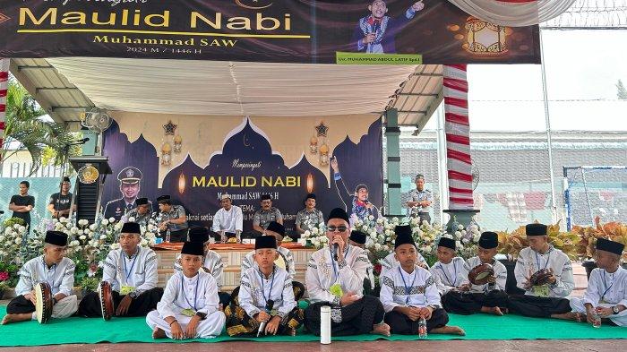 Lembaga Pemasyarakatan Kelas IIA Labuhan Ruku Kanwil Kemenkumham Sumut menggelar kegiatan peringatan Maulid Nabi Muhammad SAW di Lapangan Lapas Labuhan Ruku, Senin (30/09/2024).