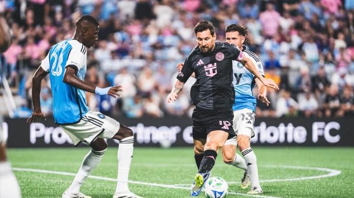 INTER MIAMI KALAH - Aksi bintang Inter Miami, Lionel Messi saat dihadang pemain Charlotte pada lanjutan Major League Soccer 2025. Inter Miami dalam laga itu harus telan kekalahan 3-0 atas Charlotte, Minggu (14/9/2025).