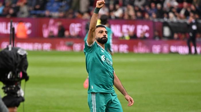 SELEBRASI MO SALAH - Penyerang Liverpool, Mohamed Salah selebrasi usai berhasil cetak gol penalti ke gawang Burnley pada pekan ke-4 Liga Inggris 2025-2026.