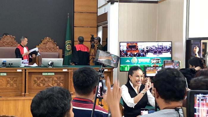 NIKITA MIRZANI DITUNTUT 11 TAHUN - Nikita Mirzani usai menjalani sidang tuntutan di Pengadilan Negeri Jakarta Selatan, Kamis (9/10/2025). Nikita dituntut 11 tahun penjara dan dengan Rp 2 miliar. (Tribunnews.com/Fauzi Alamsyah)