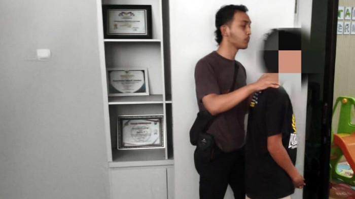 Pelaku SA ditangkap aparat kepolisian dari tempat persembunyiannya