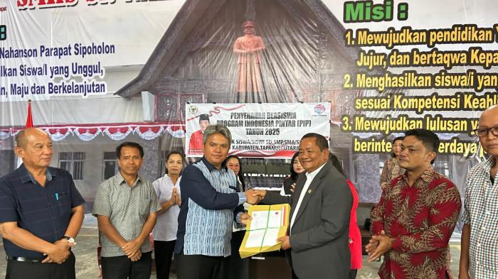 Penyerahan bea siswa di taput oleh rapdin