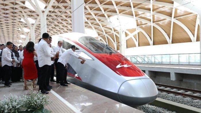 Peresmian kerja sama layanan penyediaan dan pembayaran tiket di antara PT KCIC dan PT KAI.