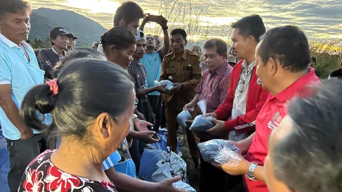 Pioner 32 kepada petani, disaksikan Sorta Ertaty Siahaan dan Tonny Simanjuntak.