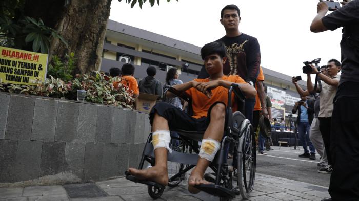 Tersangka pembunuhan David Martua Nainggolan (26) digiring petugas saat konferensi pers di Mapolrestabes Medan, Sabtu (25/10/2025).
Polisi menyita senjata tajam yang digunakan pelaku dalam penyerangan di Jalan Padang, Medan Tembung.