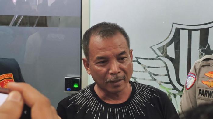 Ayah korban kecelakaan lalu lintas, Suratman (59), berbincang dengan Kasubbid Penmas Bid Humas Polda Sumut, AKBP Siti Rohani Tampubolon, di Rumah Sakit Kolombia Medan, Kamis (30/10/2025). Suratman menyampaikan apresiasi atas profesionalisme dan kepedulian Polda Sumut dalam menangani kasus yang melibatkan tiga personel kepolisian.