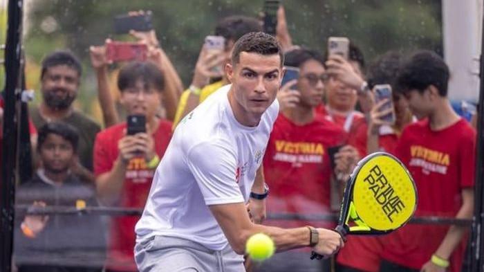 Pemain Al Nassr, Cristiano Ronaldo, saat menjajal padel.