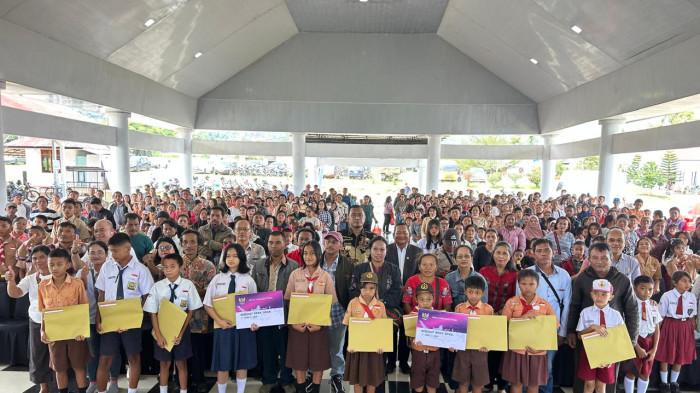 Ketua DPD PDI Perjuangan Sumatera Utara sekaligus anggota Komisi XIII DPR RI, Drs. Rapidin Simbolon, MM, dan Bupati Toba Efendy Napitupulu, Ketua Komisi B DPRD Sumut Sorta Ertaty Siahaan, Wakil Bupati Toba 2020-2024 Tonny Simanjuntak, Ketua DPRD Toba Frans Hendrik Tambunan serta politisi PDIP Toba lainnya, Rinto M Simanjuntak foto bersama dengan para pelajar dan orang tua siswa penerima beasiswa sela-sela menyerahkan secara simbolis SK Beasiswa kepada orang tua siswa penerima bantuan di Pendopo Rumah Dinas Bupati Toba, Sabtu (25/10/2025). Sebanyak 635 pelajar SD dan SMP di Kabupaten Toba menerima beasiswa senilai total Rp309,15 juta.