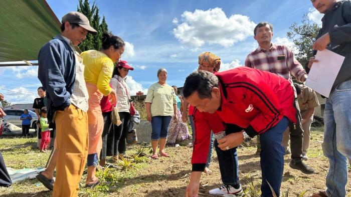 Ketua DPD PDIP Sumut Drs Rapidin Simbolon MM yang juga Anggota Komisi XIII DPR RI didampingi Tonny Simanjuntak dan tokoh masyarakat Pangaribuan-SIpahutar Amon Sormin di Desa Sitapongan Sipahutar Taput menyerahkan bibit jagung jenis P-32 kepada petani kuraang mampu, Rabu (8/10/2025).