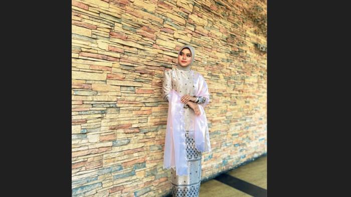 PENYANYI MELAYU: Sri Bunga Sirait, mahasiswi Etnomusikologi Universitas Sumatera Utara (USU) sekaligus penyanyi muda asal Tanjungbalai yang konsisten melestarikan musik Melayu dengan sentuhan modern. Ia memadukan gaya lembut dan anggun, selaras dengan karakter musik yang menjadi jati dirinya.