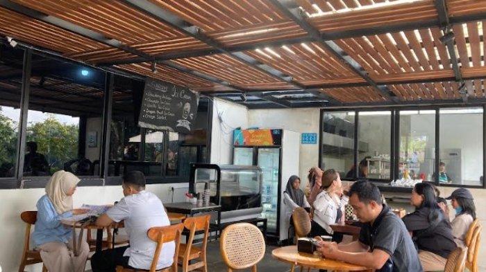 ILUSTRASI KAFE- Suasana di area dalam dan luar kafe.