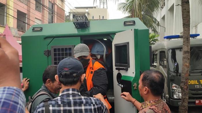 TOPAN GINTING - Mantan Kepala Dinas PUPR Sumatera Utara, Topan Ginting tiba di Pengadilan Negeri Medan. Orang dekat Bobby Nasution itu hadir sebagai saksi atas terdakwa, Direktur Utama PT Dalihan Na Tolu Grup Muhammad Akhirun Piliang alias Kirun dan Direktur PT Rona Mora Muhammad Rayhan Dulasmi, Kamis (10/2/2025).