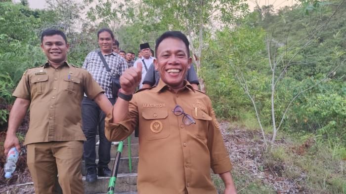 TURUN MAKAM SYEKH MAHMUD - Bupati Tapteng Masinton Pasaribu usai menuruni tangga makam Syekh Mahmud di Barus, Selasa (21/20/2025). Ia pun berbagi tips saat untuk mencapai puncak Makam Papan Tinggi.