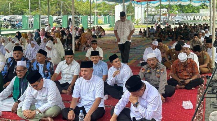 Wakapolres Palas Kompol Sugianto, S.Pd menghadiri peringatan Maulid Nabi Muhammad SAW di Lapangan Masjid Agung Al-Munawwaroh Sibuhuan Kabupaten Palas, Selasa (08/10/2024). Sekira pukul 13.30 wib sampai dengan 15.05. Wib.