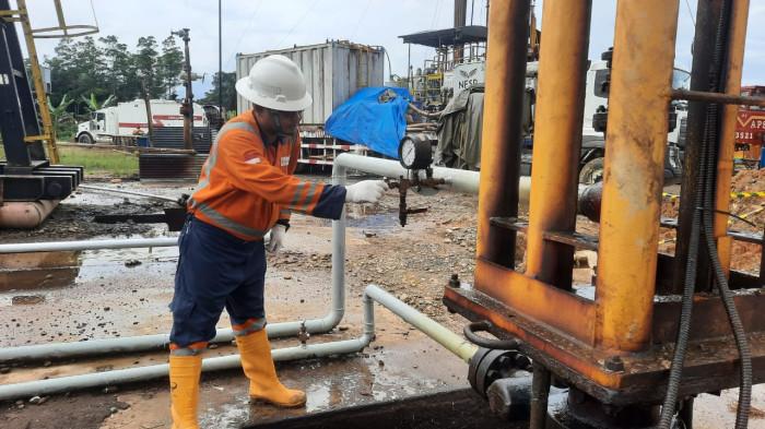INOVASI ATASI KEPASIRAN - Seorang personel supervisor produksi PT Pertamina EP (PEP) Rantau Field mengecek  pompa minyak di sumur udan memastikan pompa beroperasi dengan baik, Sabtu (25/10/2025). PEP Rantau Field menghadirkan metode We Are Fines dan teknologi USAT sebagai inovasi untuk mengatasi masalah kepasiran di sumur-sumur minyak.