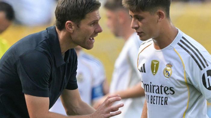 Pelatih Real Madrid, Xabi Alonso saat memberikan instruksi kepada Arda Guler.