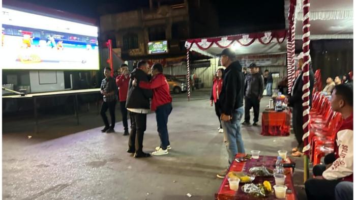 ba di lokasi nonton bareng Timnas di Terminal Siborong-borong, Kamis (9/10/2025) dini hari.