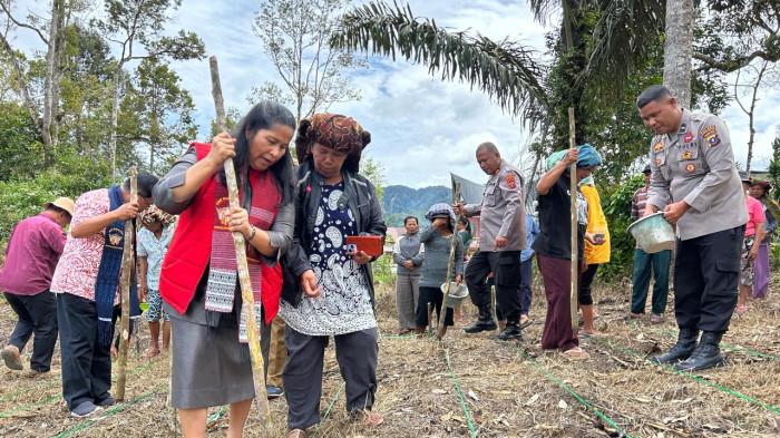 disambut gegap gempita para petani.