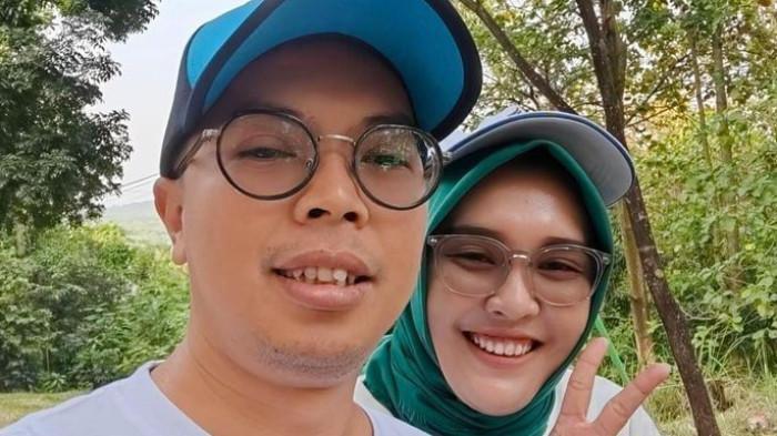 ISTRI DIBUNUH MAJIKAN- Fery Riyana bersama istrinya Dea Permata Karisma. Fery Riyana (38) suami Dea Permata Karisma (27), masih berkomunikasi seperti biasanya sebelum istri tewas dibunuh, siang masih makan bersama pelaku pembantunya sendiri.
